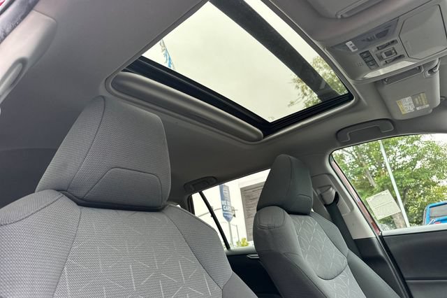 Used 2021 Toyota RAV4 XLE w/ Convenience Package FWD image 19