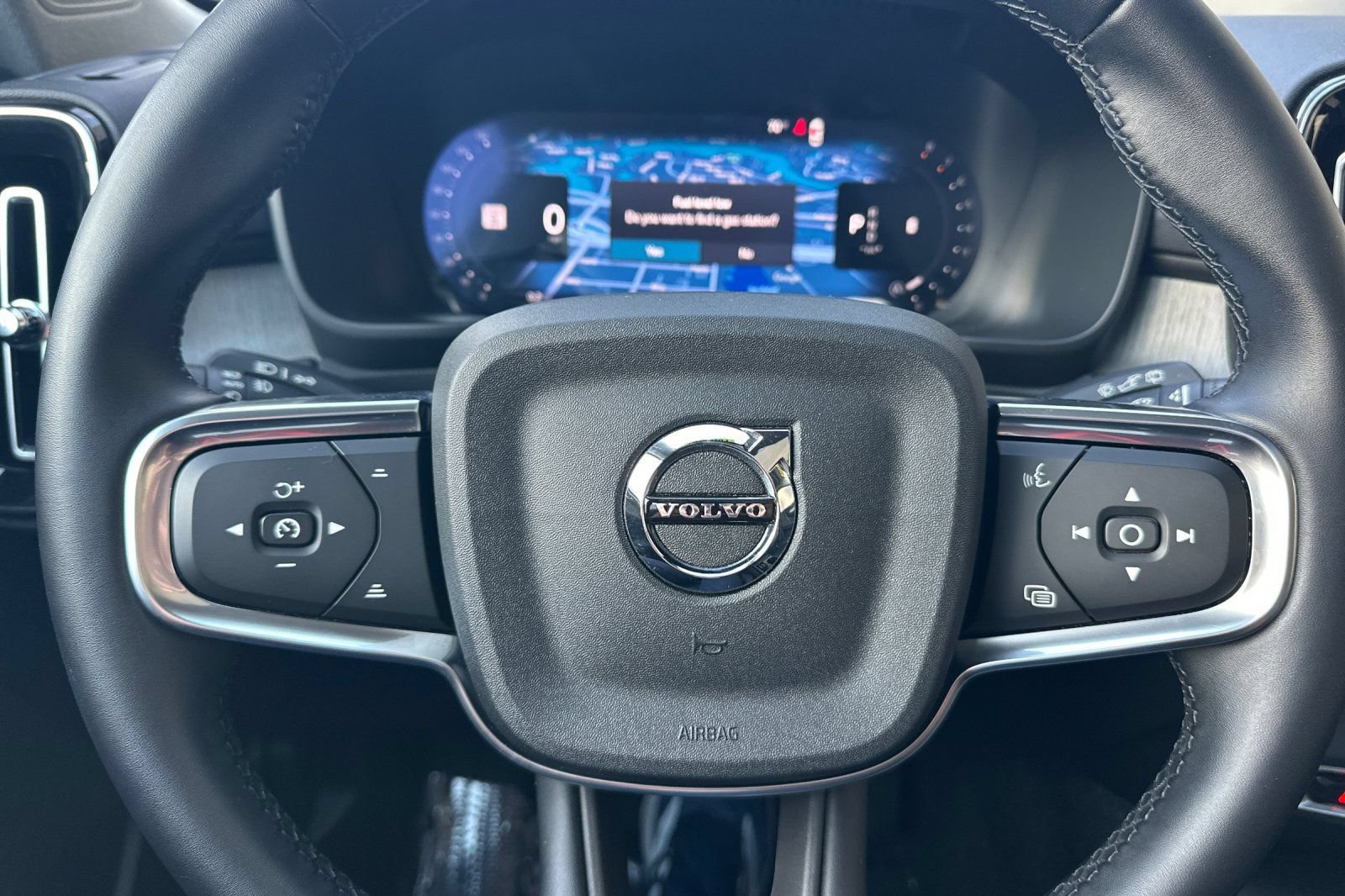 Certified 2025 Volvo XC40 B5 Plus AWD/4WD image 27