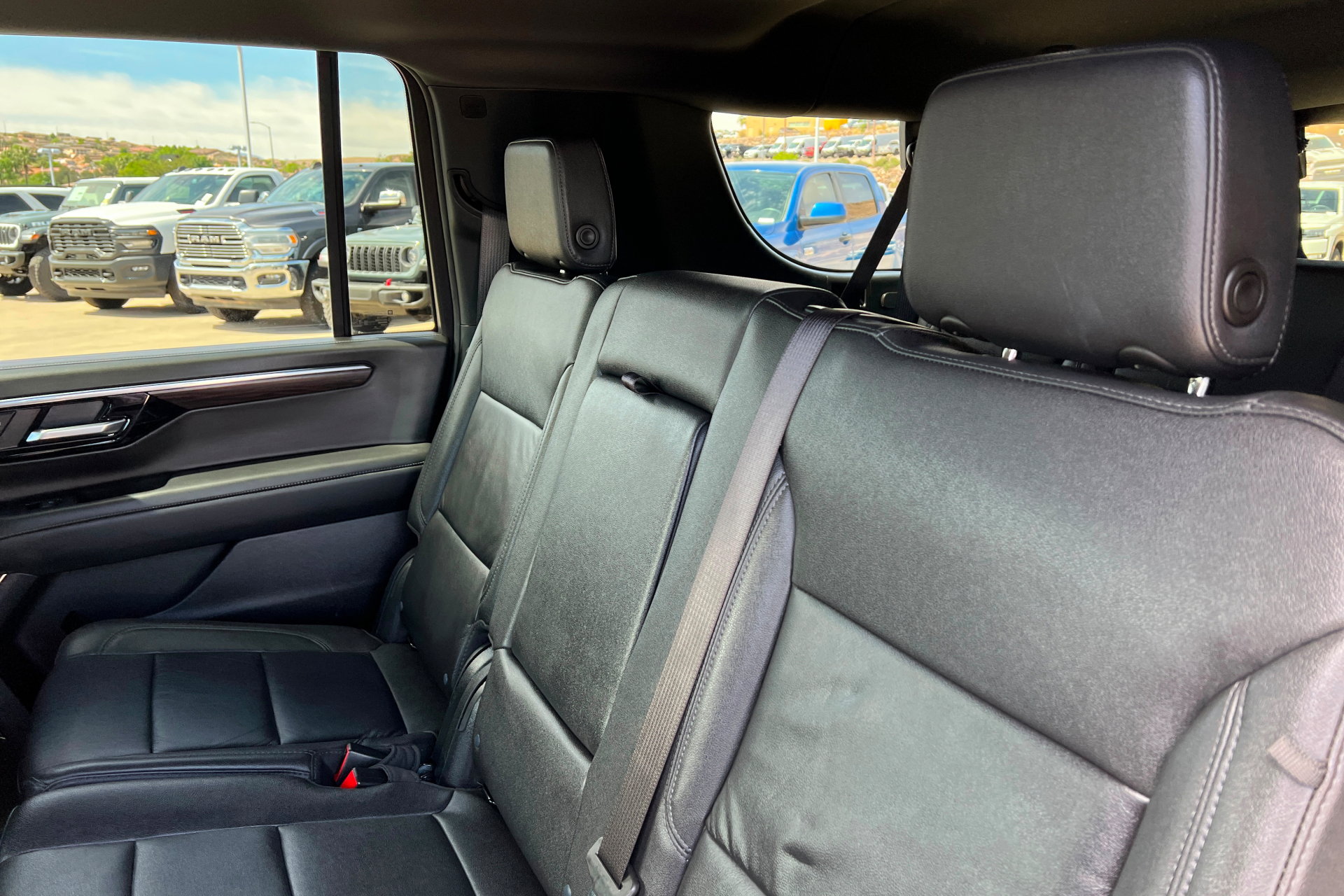 Used 2025 Chevrolet Suburban Z71 AWD/4WD image 21