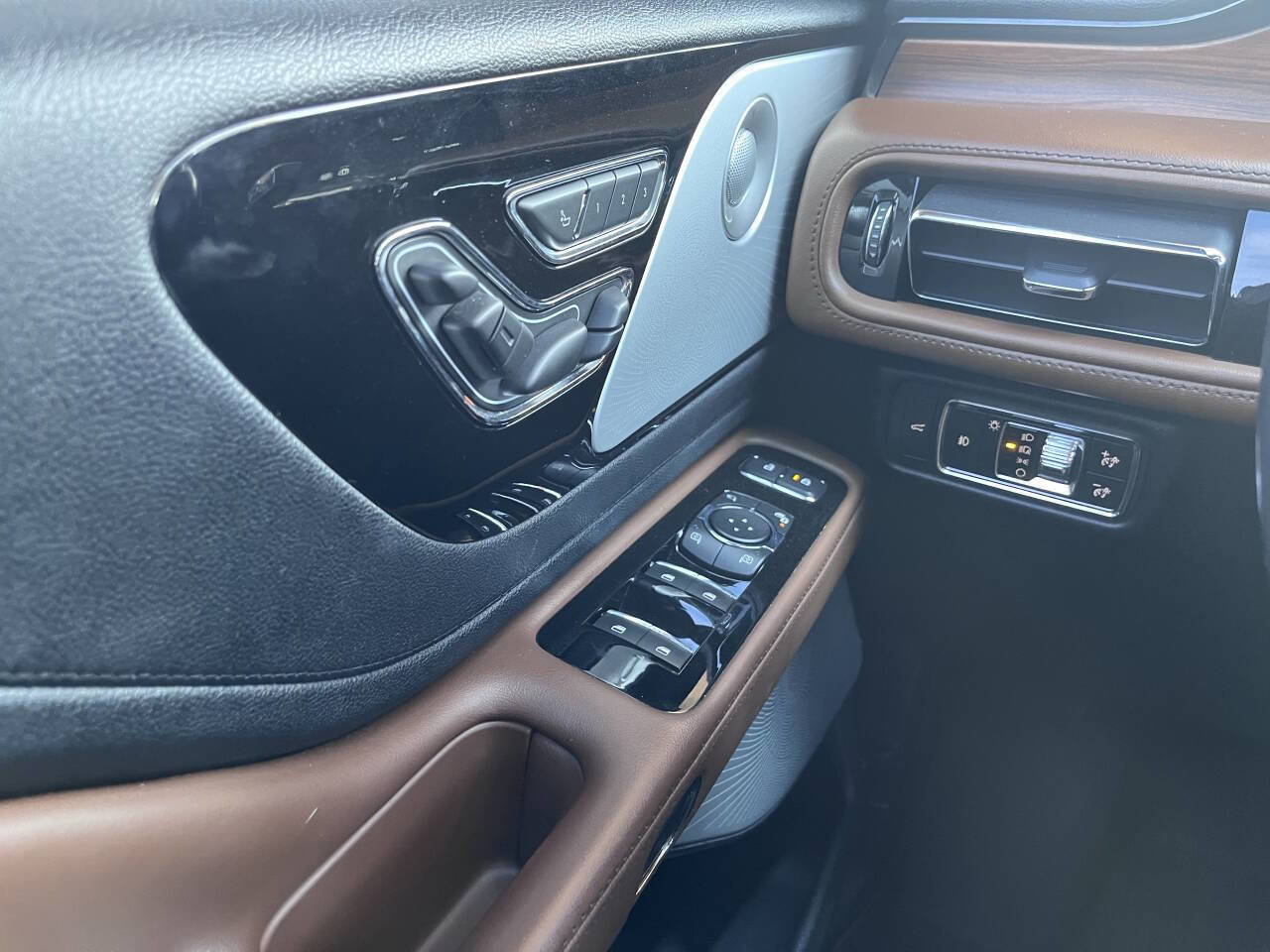 Used 2020 Lincoln Aviator Reserve w/ Equipment Group 202A image 13