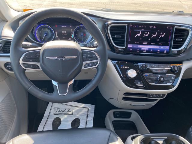 Used 2024 Chrysler Pacifica Touring-L FWD image 8