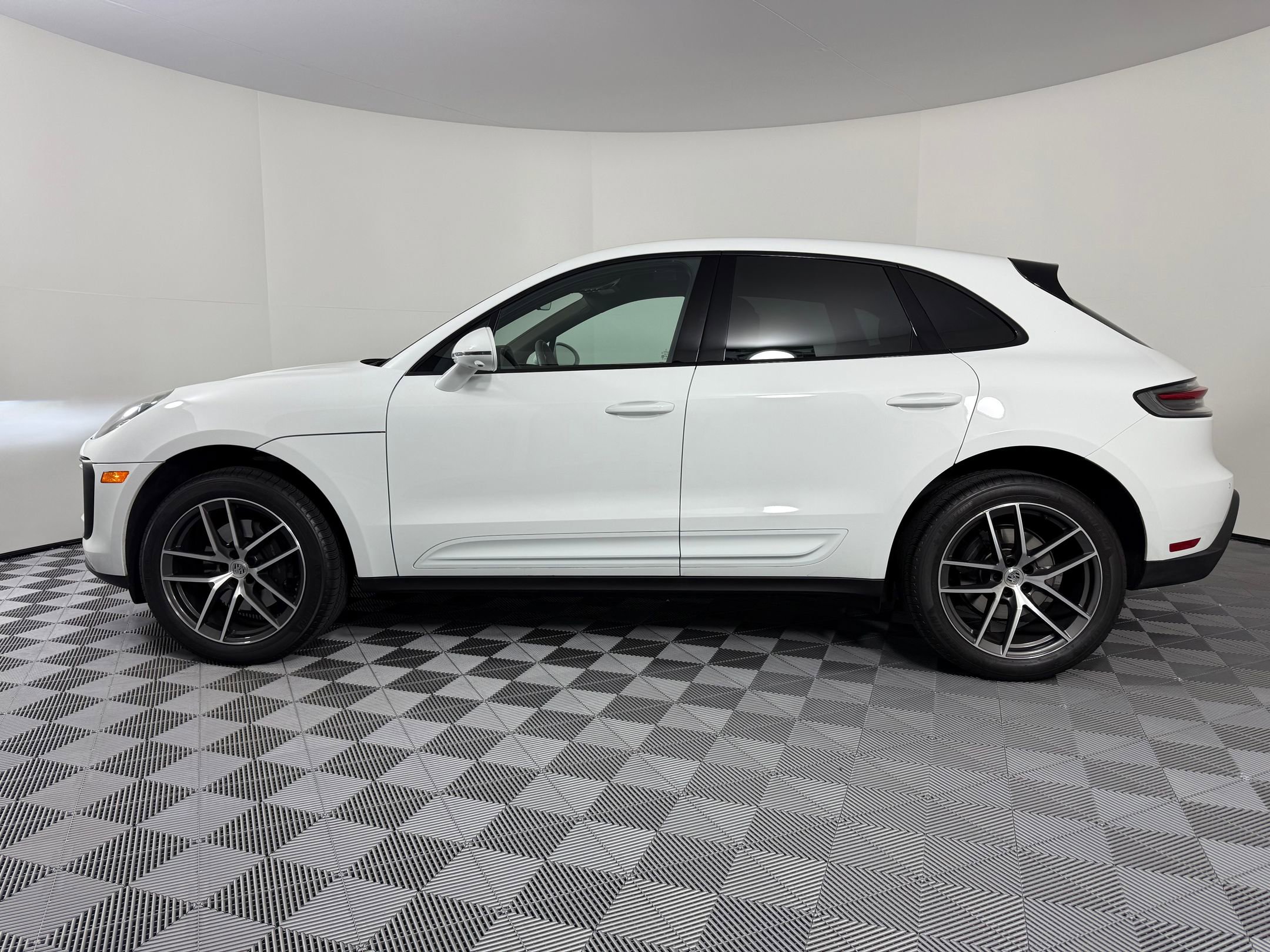 New 2025 Porsche Macan image 2