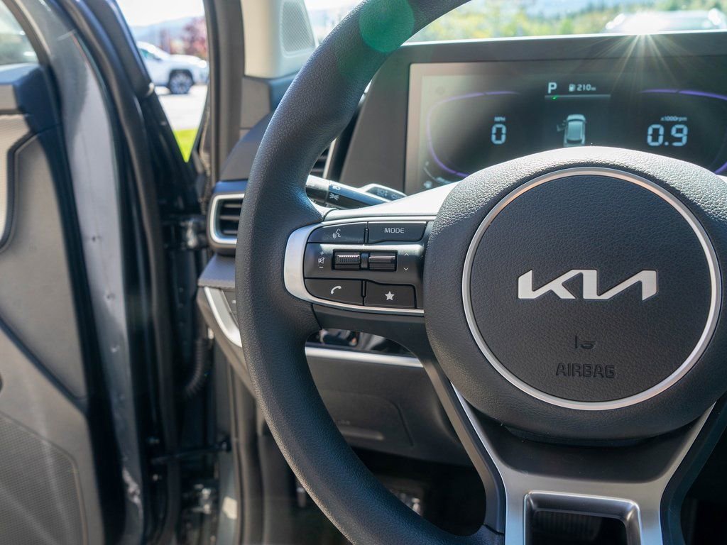 Used 2025 Kia Sportage LX image 18