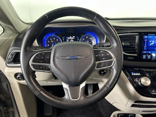Used 2017 Chrysler Pacifica Touring-L FWD image 15