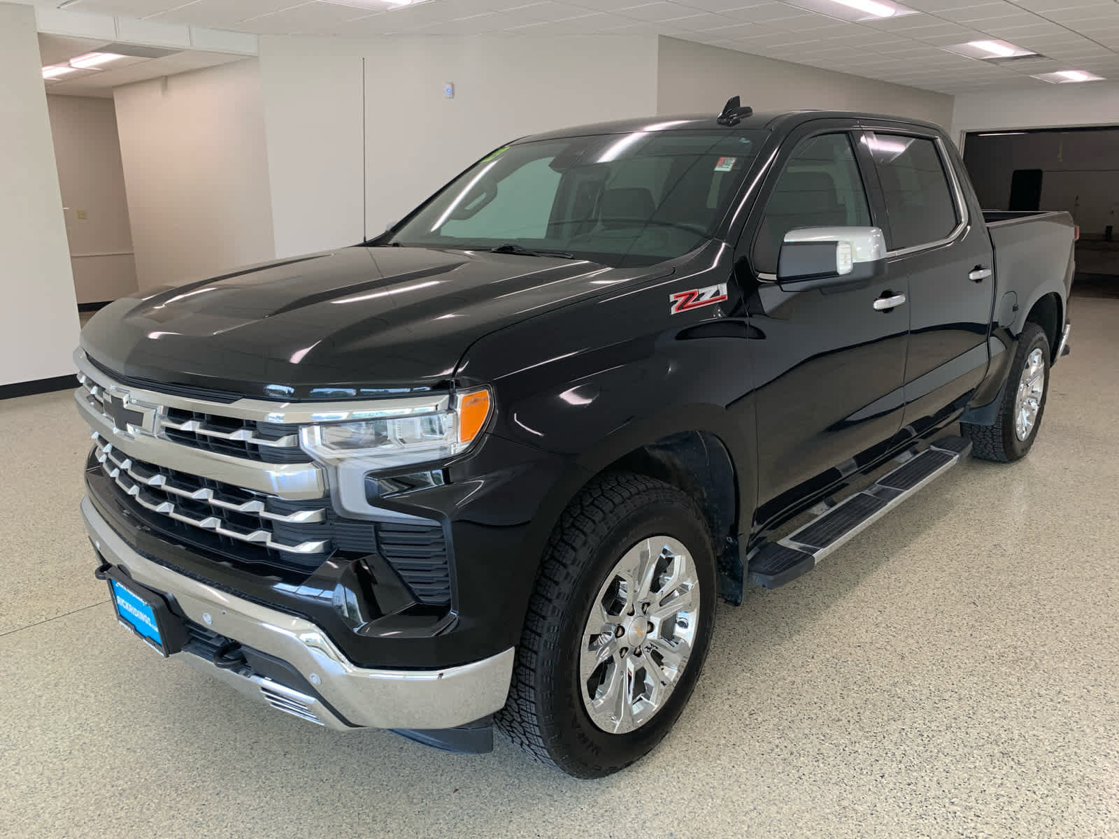 Used 2023 Chevrolet Silverado 1500 LTZ w/ Technology Package AWD/4WD image 3