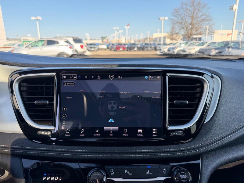 Used 2025 Chrysler Pacifica Limited FWD image 17