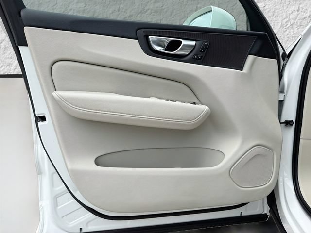 Used 2022 Volvo XC60 B5 Momentum w/ Protection Package Premier FWD image 21