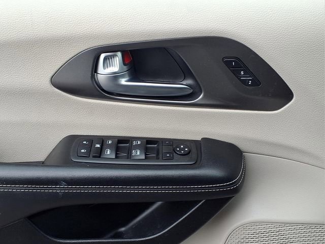 Used 2023 Chrysler Pacifica Touring-L FWD image 19