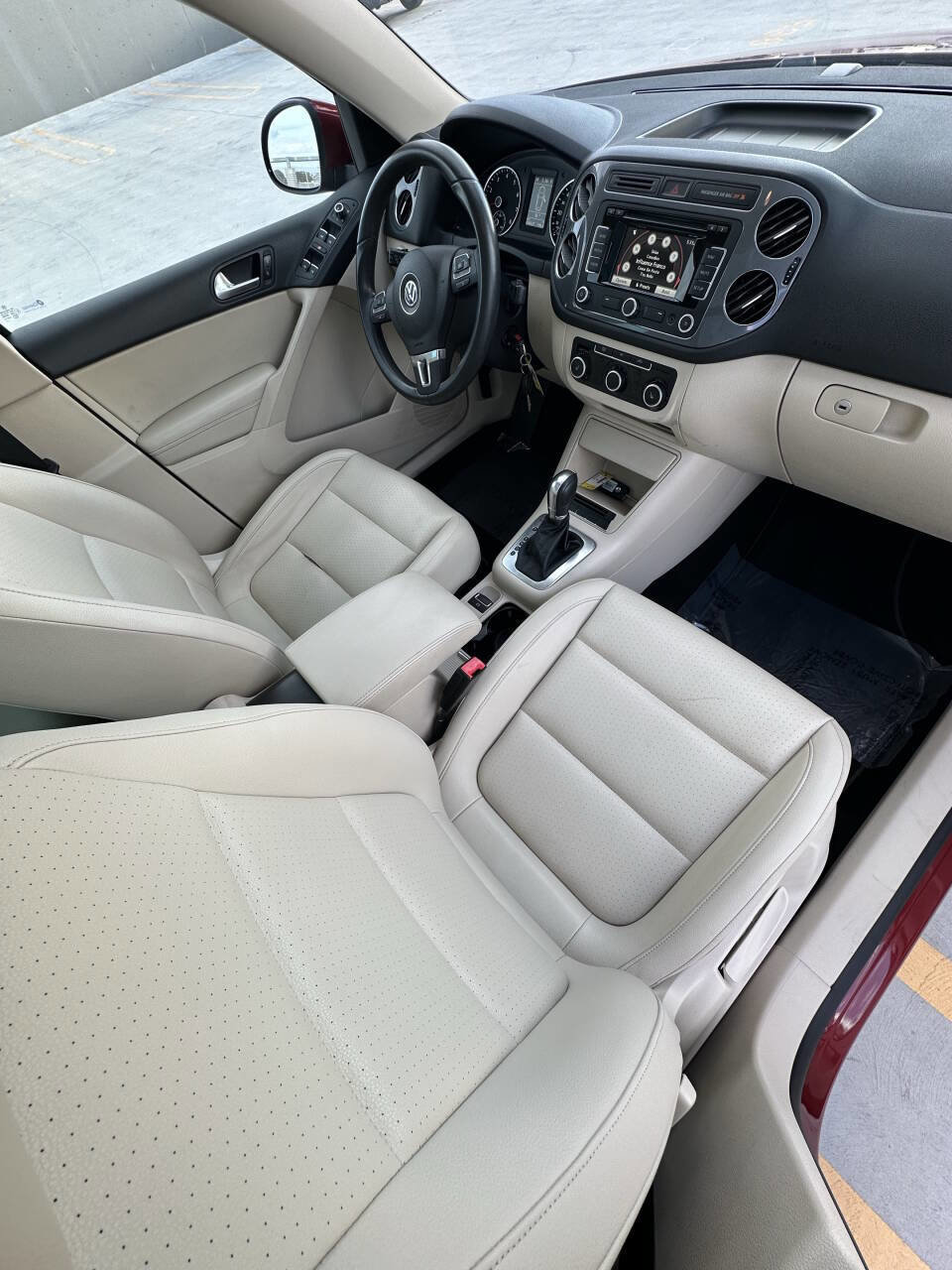 Used 2012 Volkswagen Tiguan SE image 16