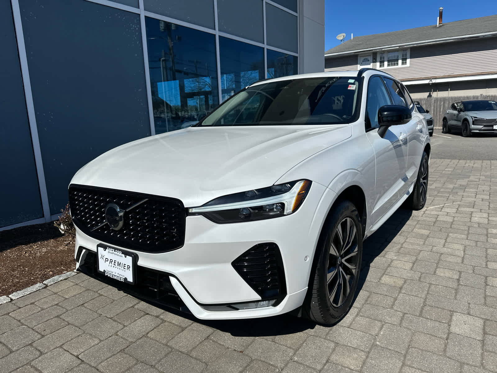 Used 2025 Volvo XC60 B5 Plus image 4