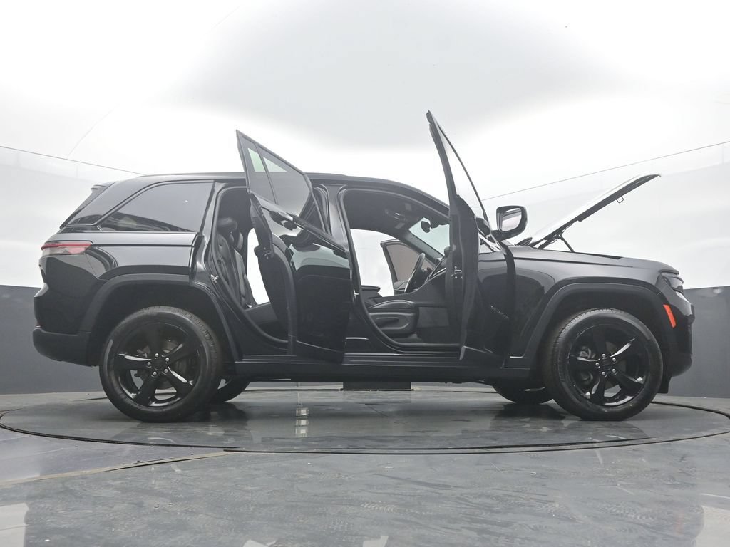 Used 2023 Jeep Grand Cherokee Altitude AWD/4WD image 58