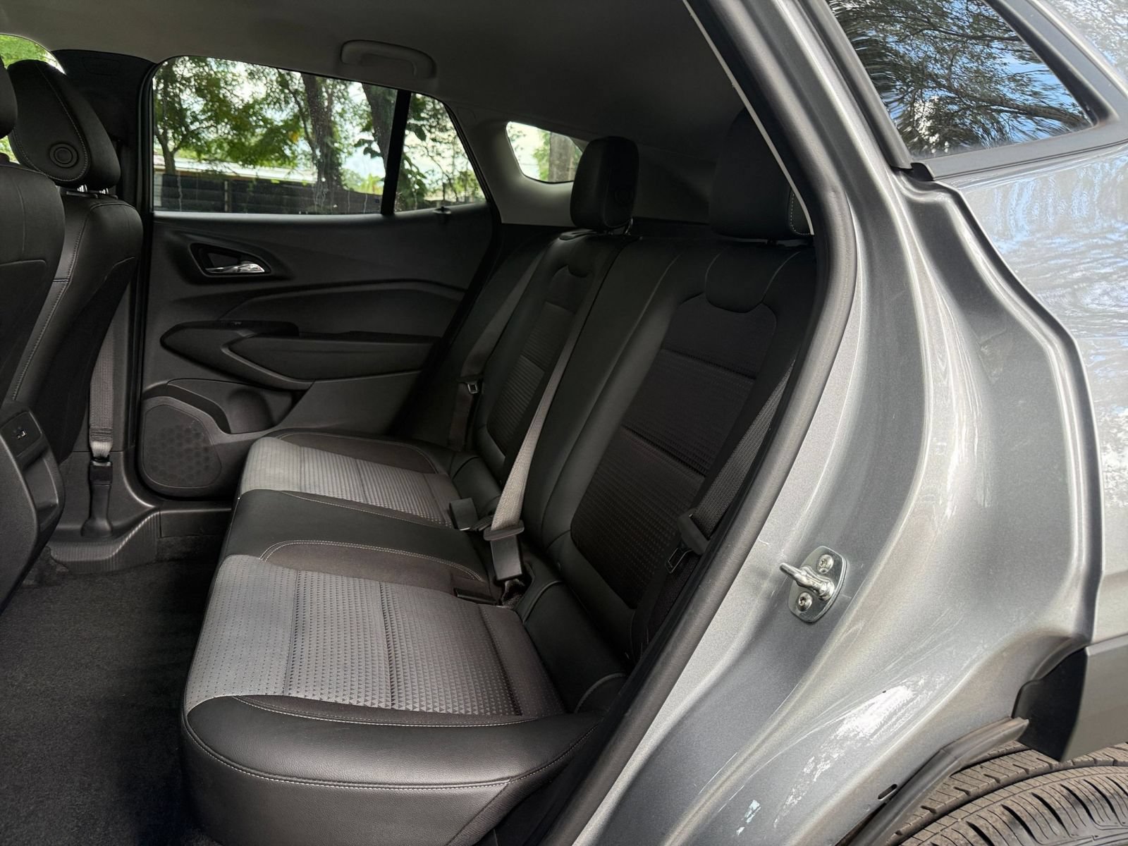 Used 2025 Chevrolet Trax LT FWD image 35