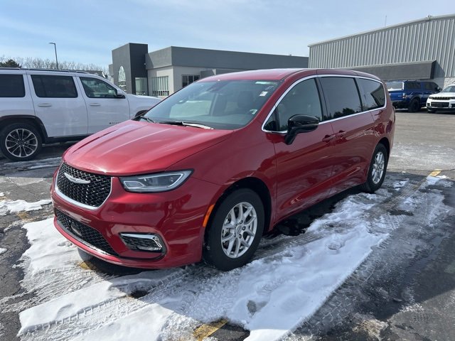 Used 2025 Chrysler Pacifica Select image 1