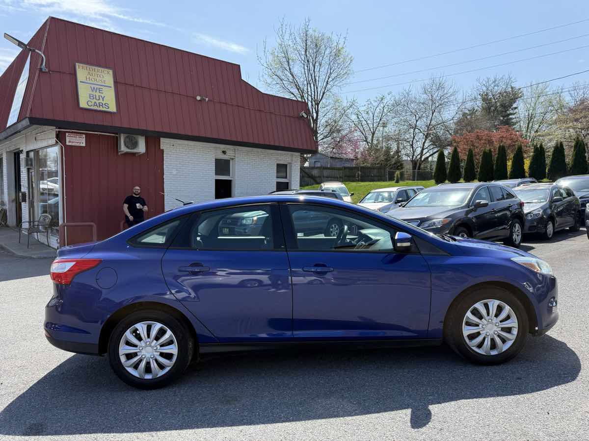 Used 2012 Ford Focus SE w/ SE Winter Pkg image 8