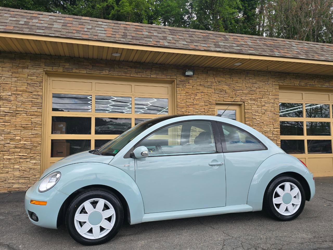 Used 2010 Volkswagen Beetle Final Edition FWD image 12