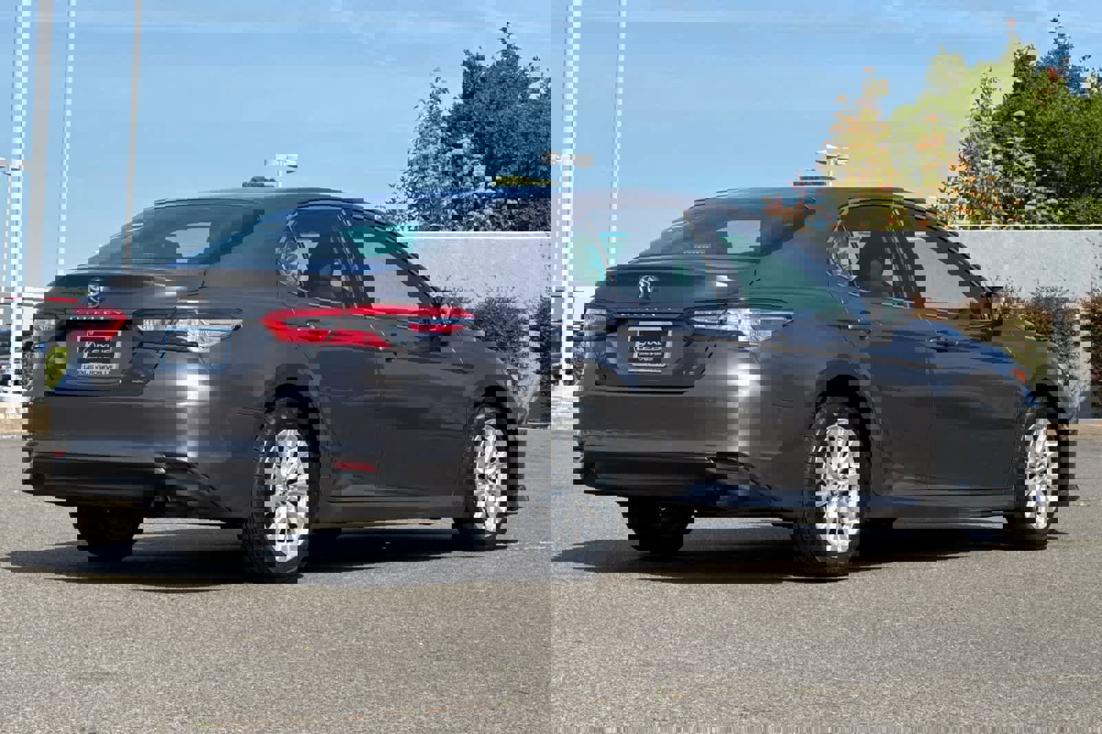 Used 2018 Toyota Camry LE image 2