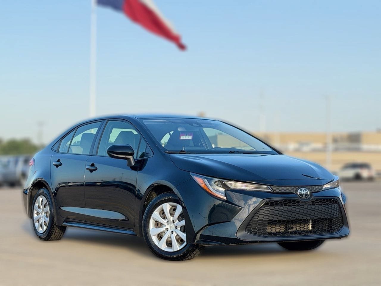 Used 2021 Toyota Corolla LE FWD image 2