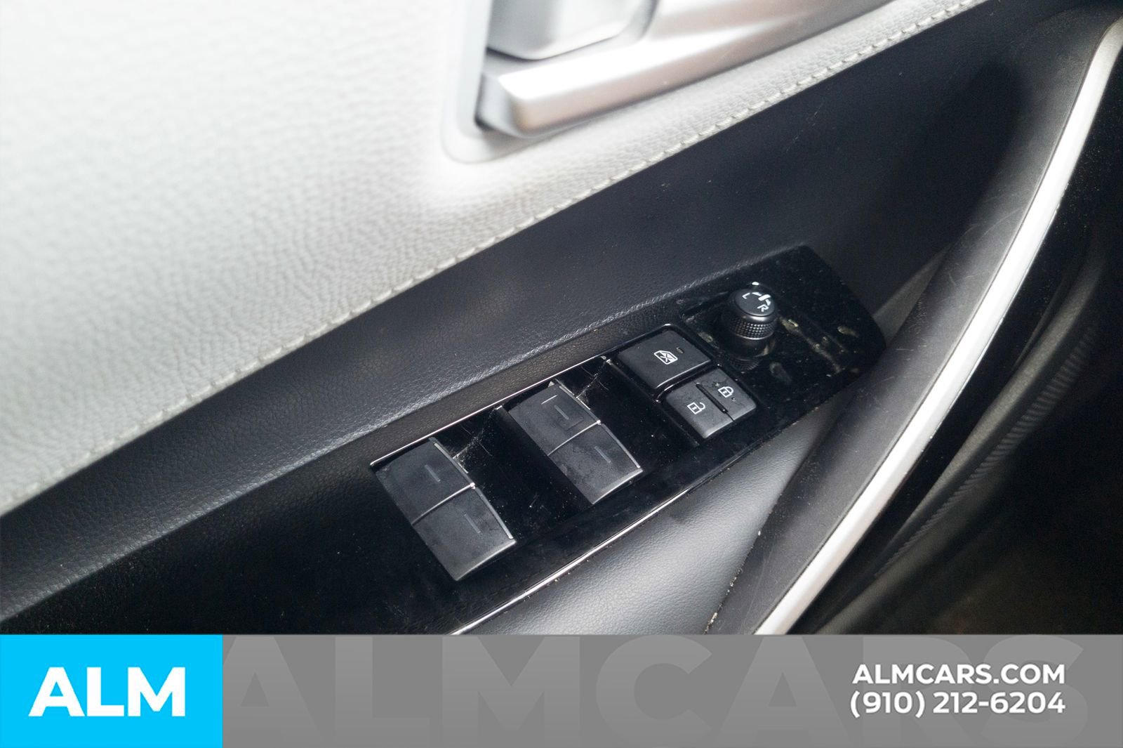 Used 2025 Toyota Corolla XSE FWD image 32