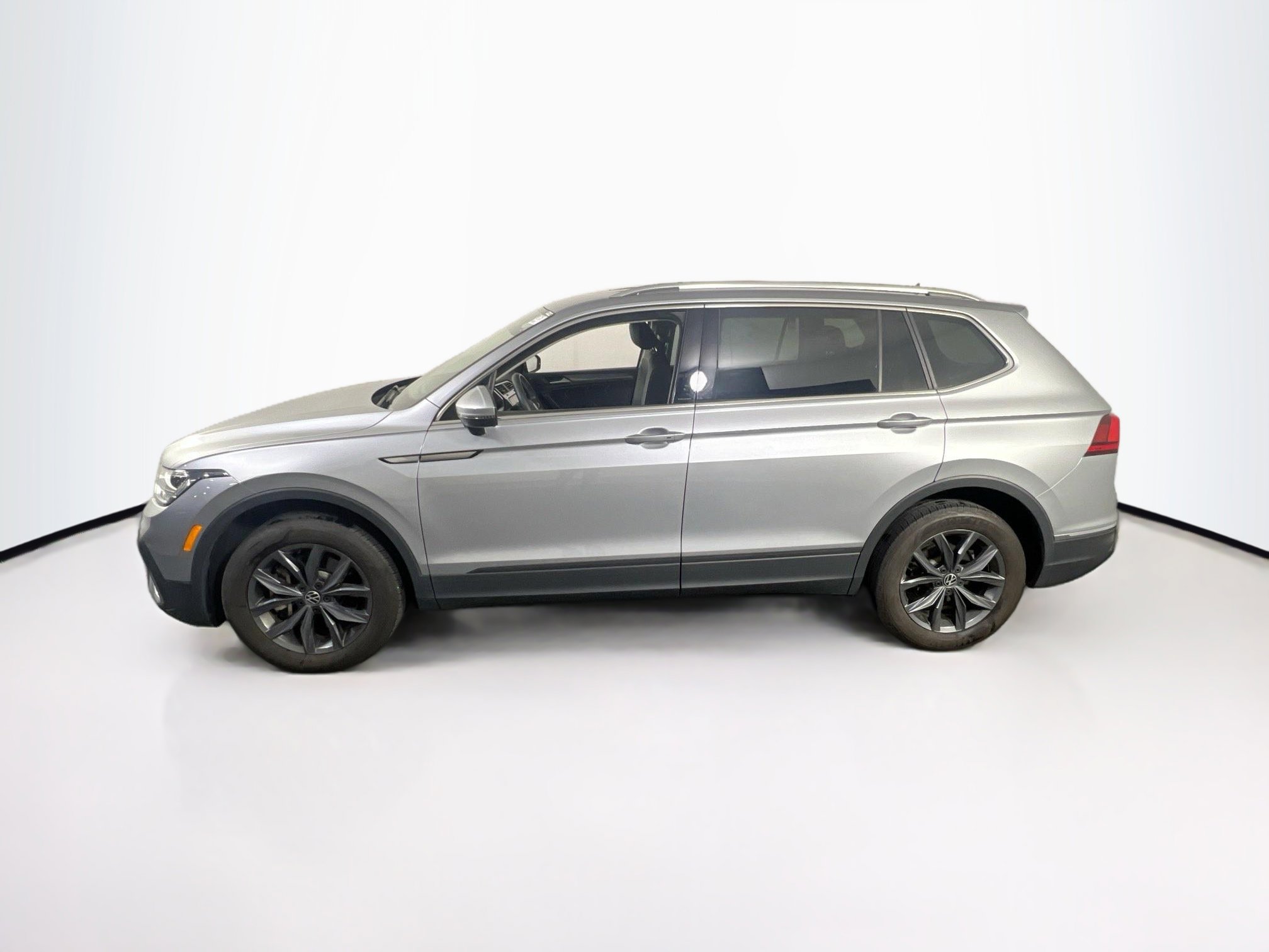 Used 2022 Volkswagen Tiguan SE AWD/4WD image 8