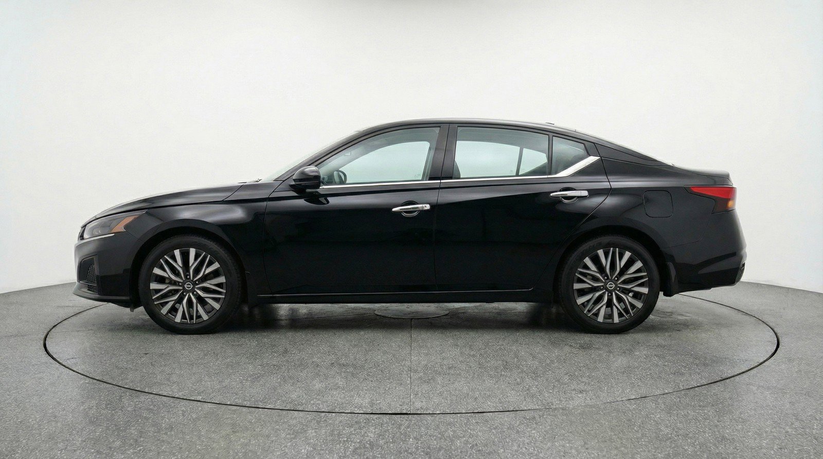 Used 2025 Nissan Altima 2.5 SV image 5