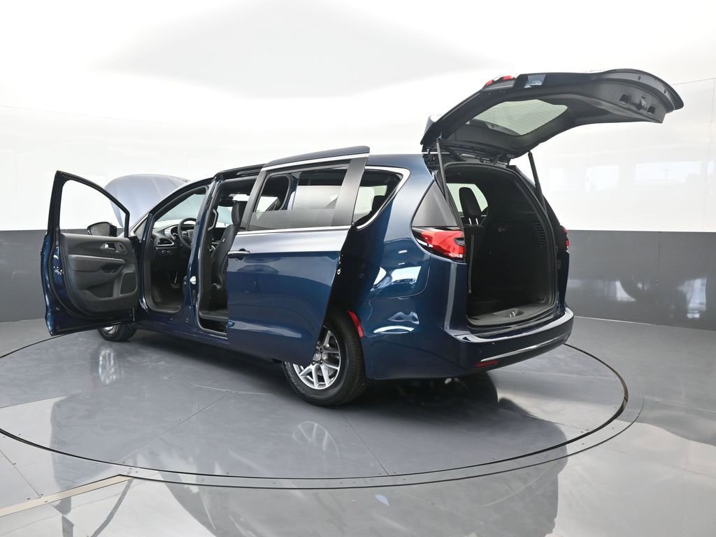 Used 2025 Chrysler Pacifica Select image 69