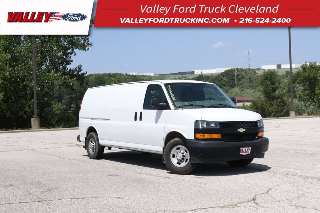 Used 2018 Chevrolet Express 3500 Extended w/ Driver Convenience Package RWD image 1