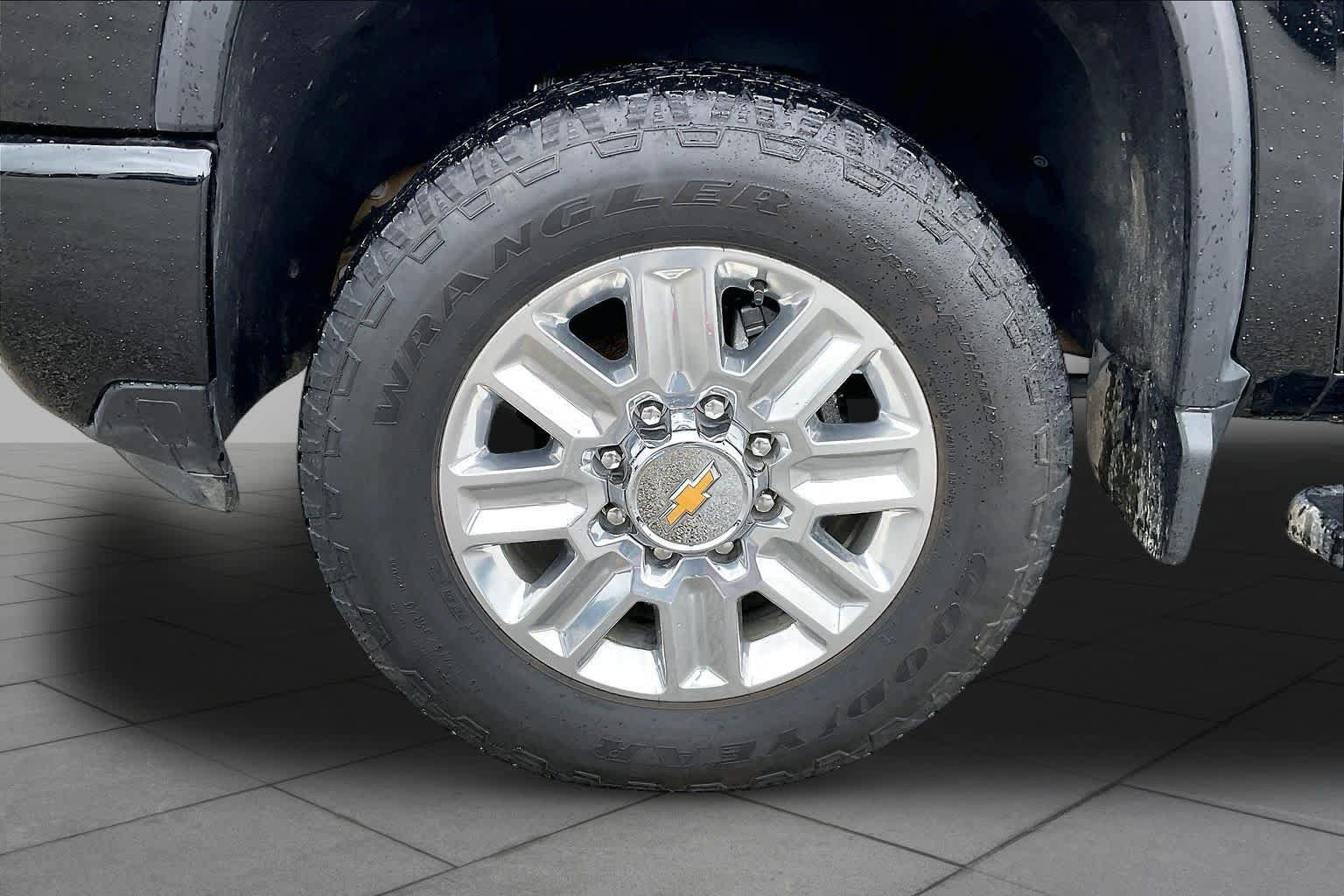 Used 2024 Chevrolet Silverado 2500 High Country w/ Technology Package AWD/4WD image 11