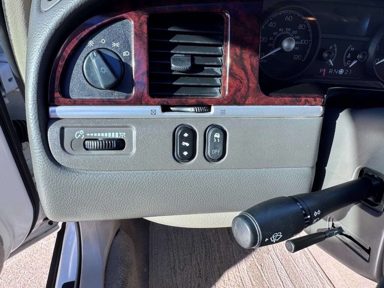 Used 2011 Lincoln Town Car Signature Limited image 16