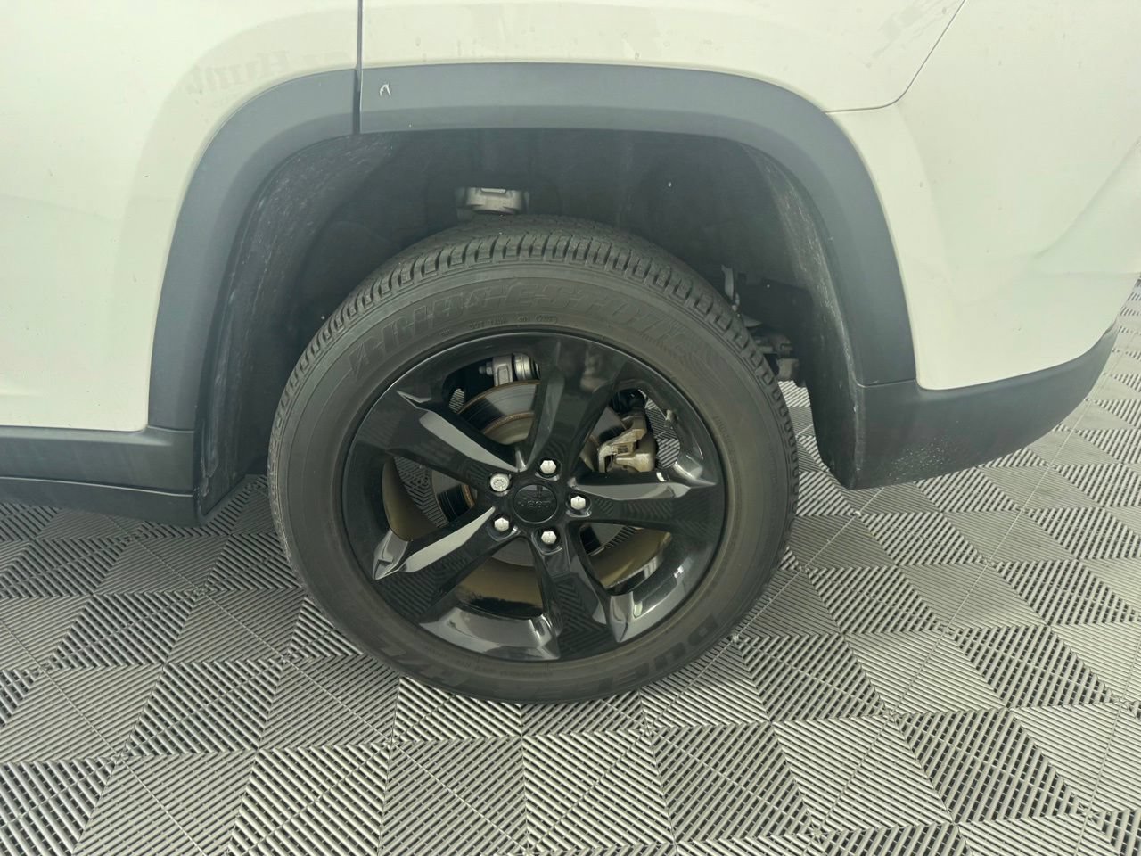 Used 2023 Jeep Grand Cherokee Altitude AWD/4WD image 13