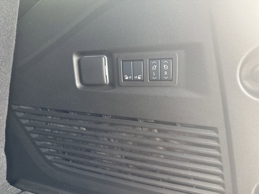 Used 2026 GMC Yukon Denali w/ Sun & Power Step Package image 8