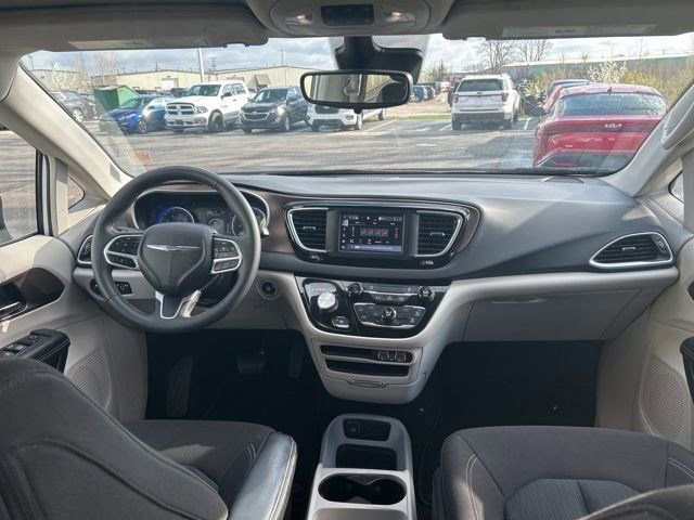 Used 2023 Chrysler Voyager LX image 36