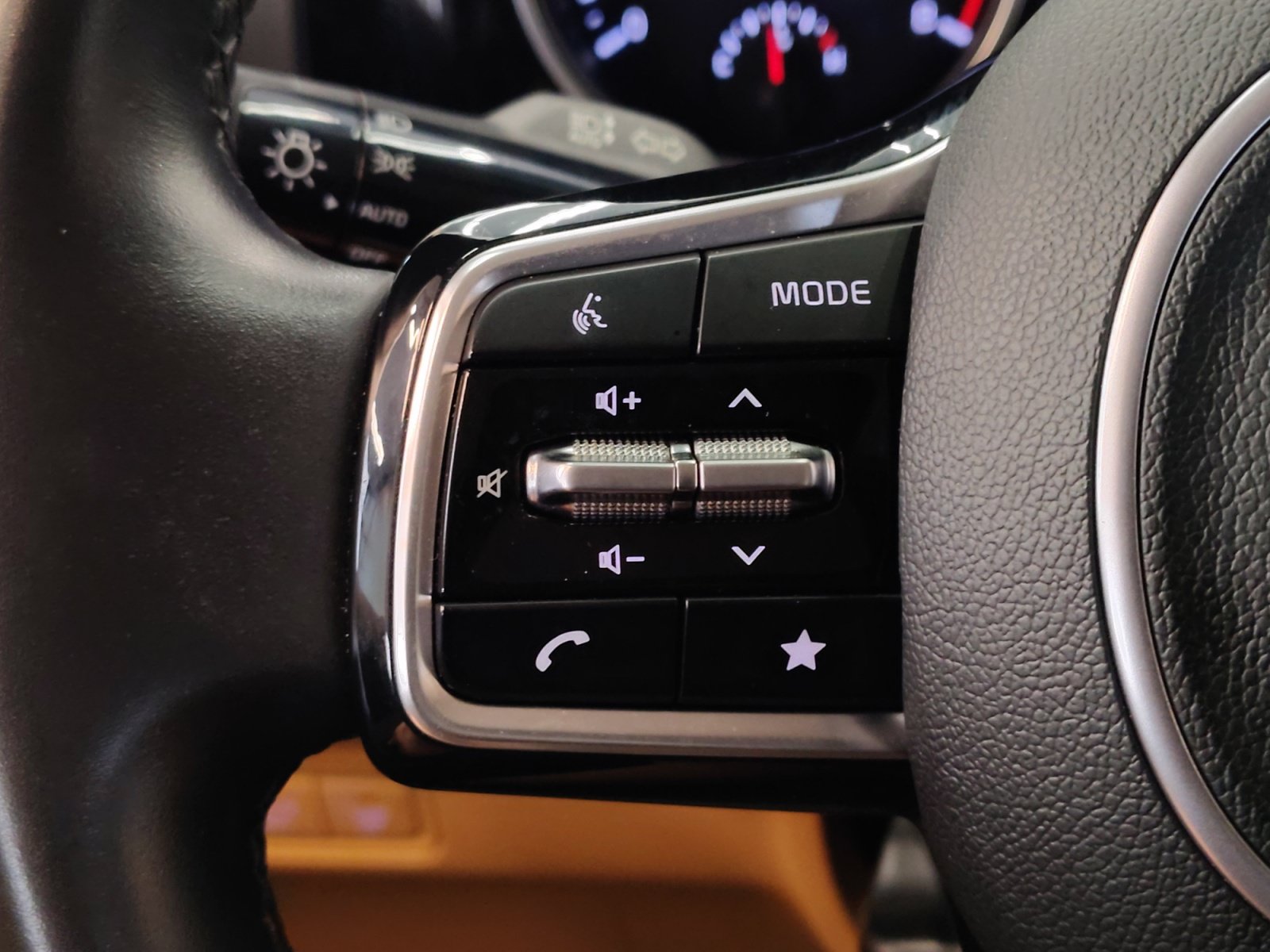 Used 2024 Kia Carnival EX FWD image 18