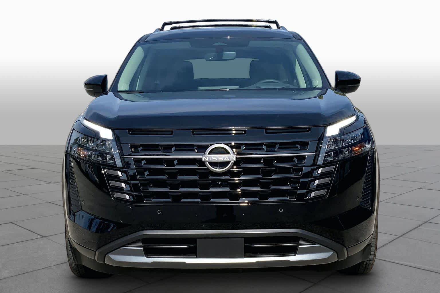 Used 2026 Nissan Pathfinder Platinum FWD image 3