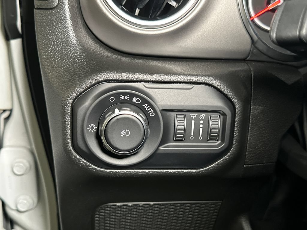 Used 2022 Jeep Wrangler Unlimited Rubicon w/ LED Lighting Group AWD/4WD image 18