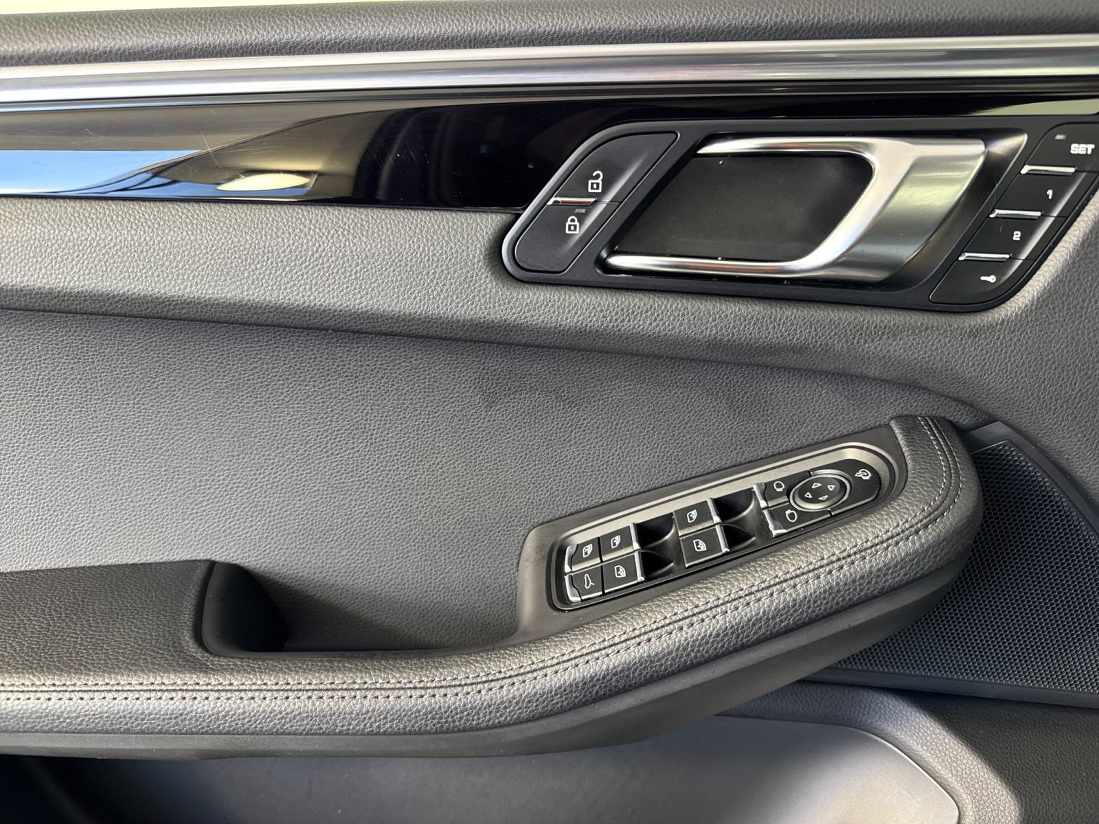 Certified 2022 Porsche Macan AWD/4WD image 12