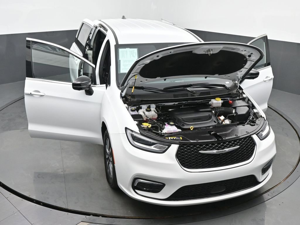 Used 2025 Chrysler Pacifica Select w/ Uconnect Theater Family Group image 62