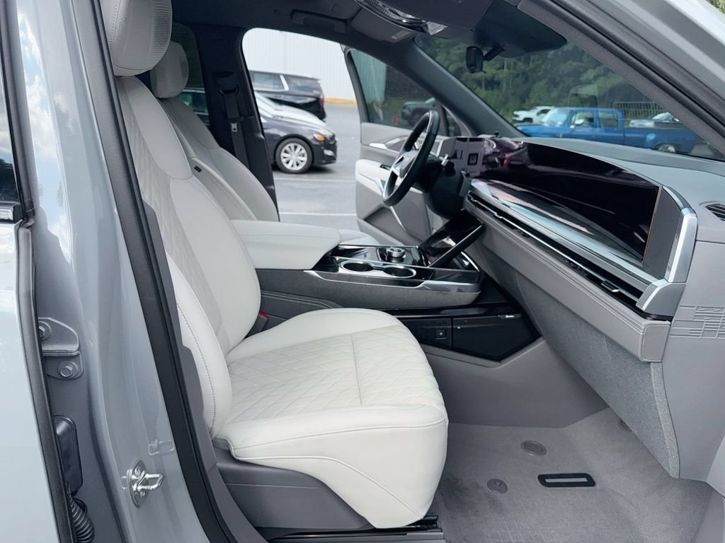 Used 2026 Cadillac Escalade IQL Sport 1 w/ LPO, ONYX Package AWD/4WD image 32