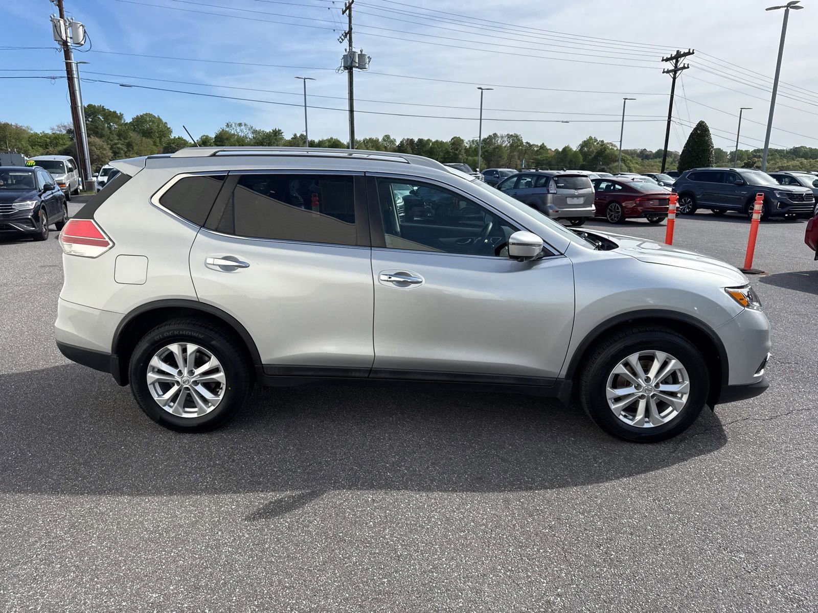 Used 2016 Nissan Rogue SV w/ SV Premium Package AWD/4WD image 8