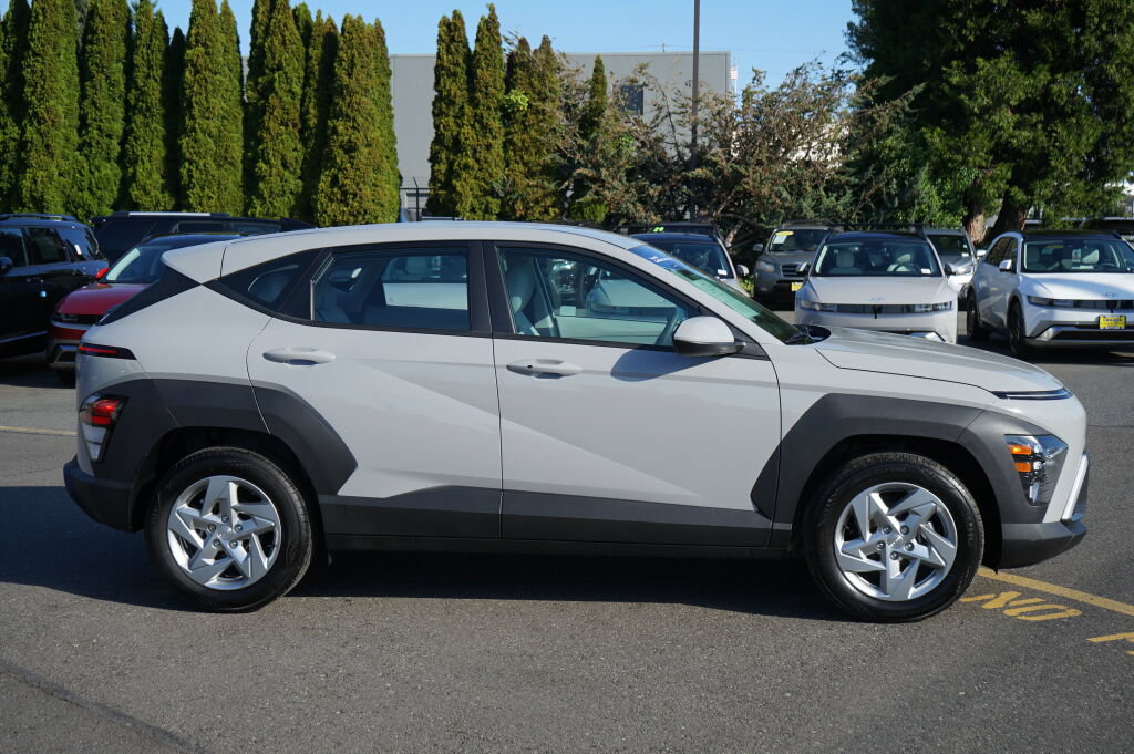 Certified 2025 Hyundai Kona SE FWD image 5