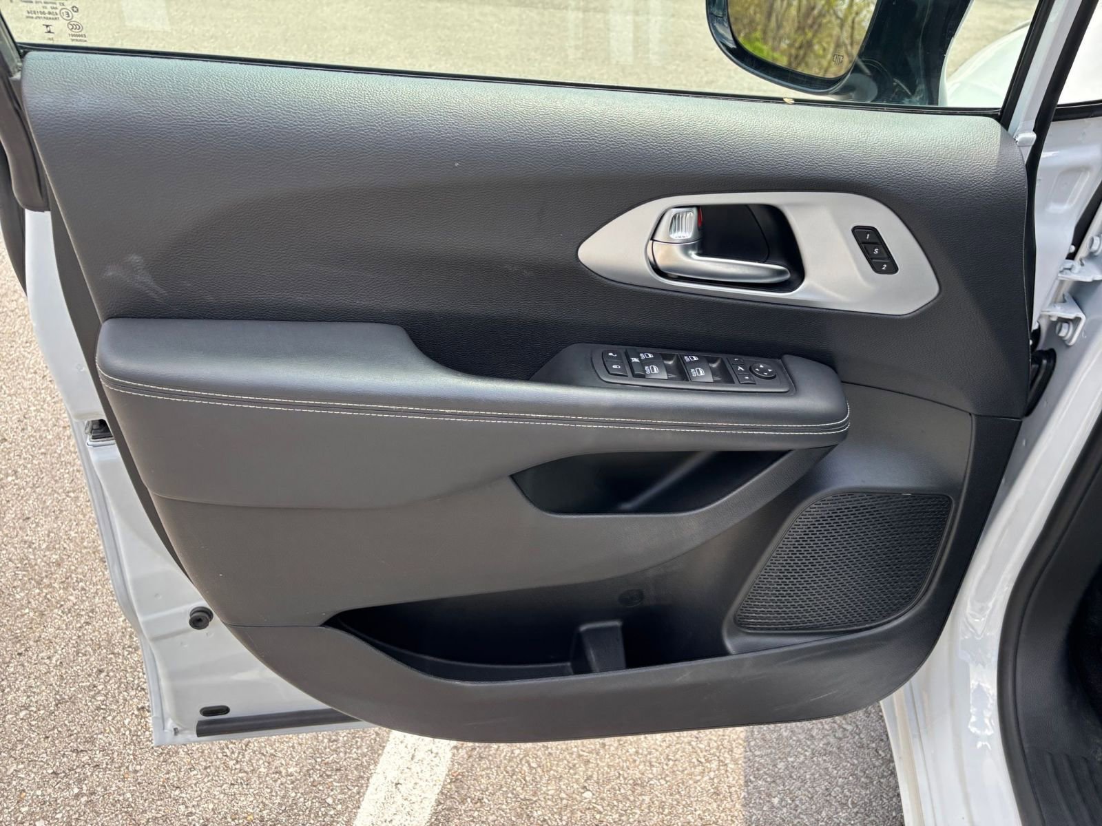 Used 2025 Chrysler Pacifica Limited image 18