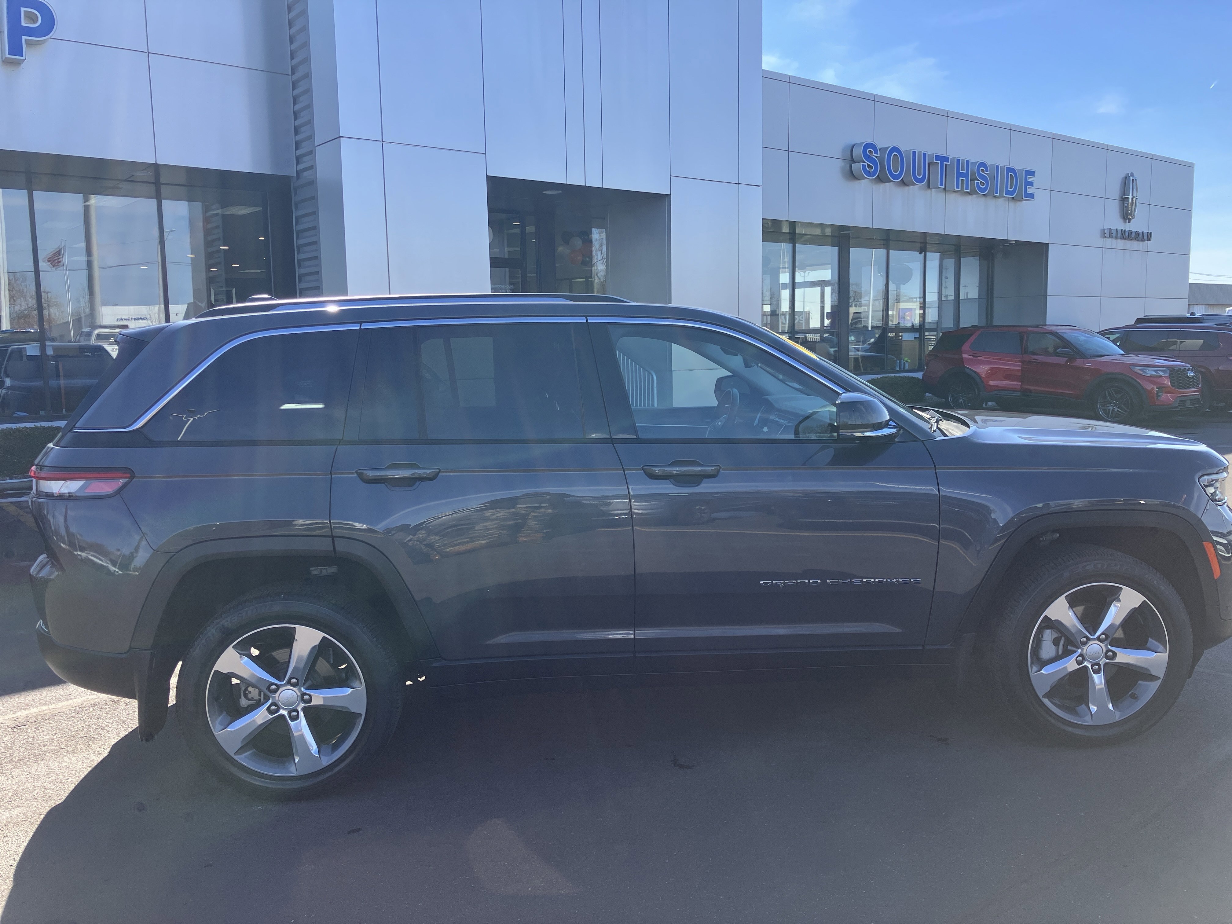 Used 2022 Jeep Grand Cherokee Limited w/ Luxury Tech Group II image 8