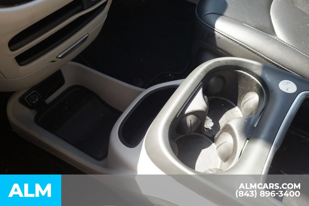 Used 2024 Chrysler Pacifica Touring-L FWD image 11