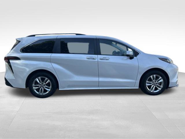Used 2024 Toyota Sienna XLE w/ XLE Plus Package AWD/4WD image 6
