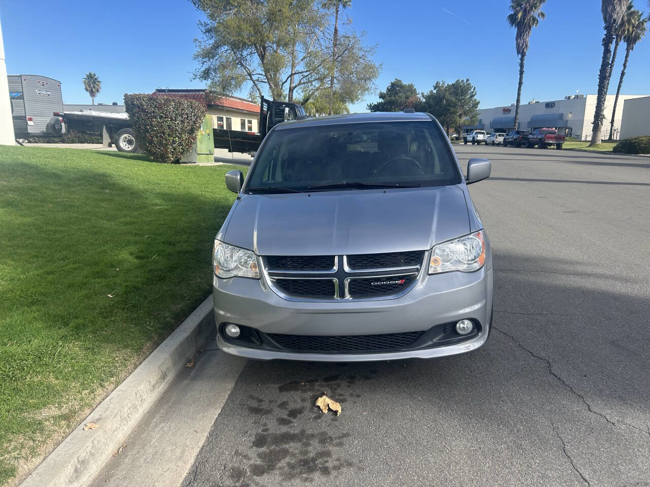 Used 2017 Dodge Grand Caravan SXT image 2