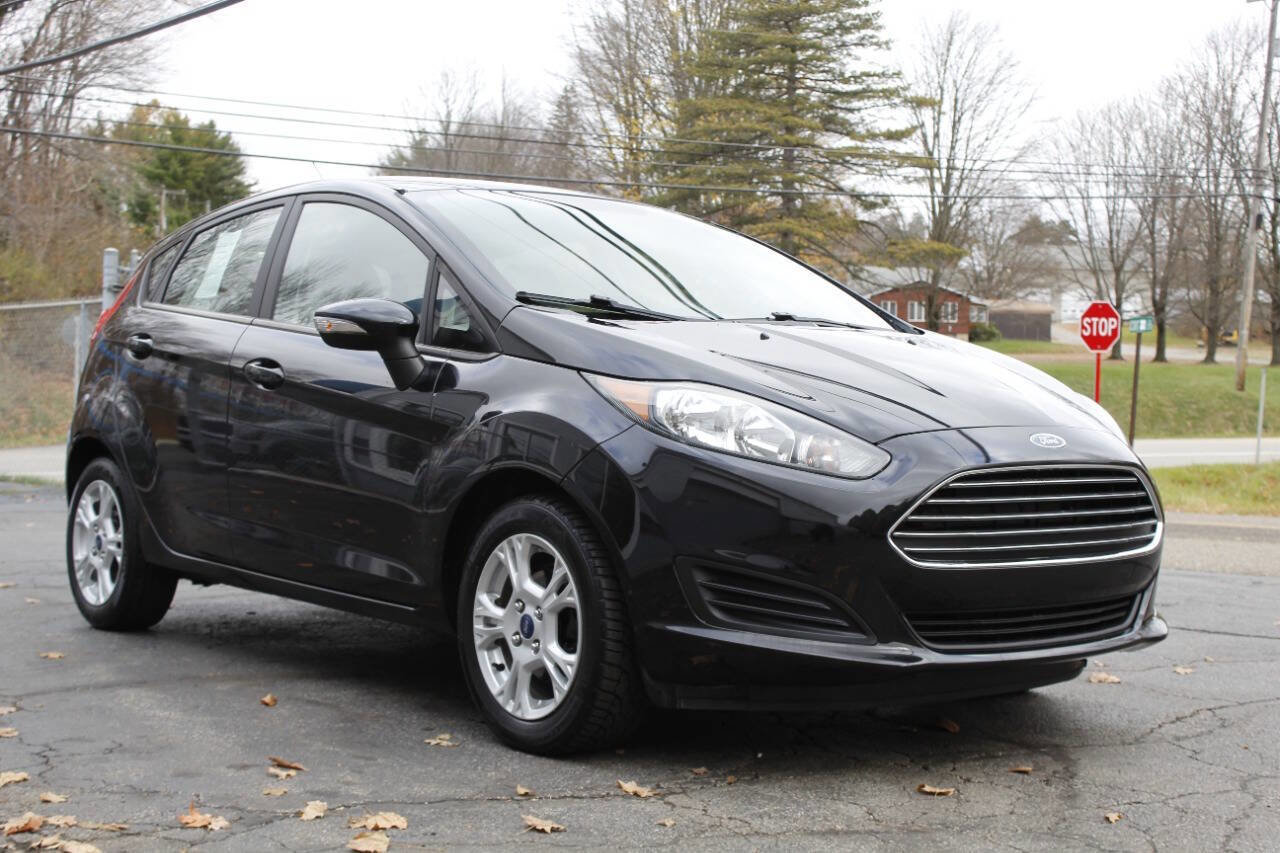 Used 2015 Ford Fiesta SE image 1