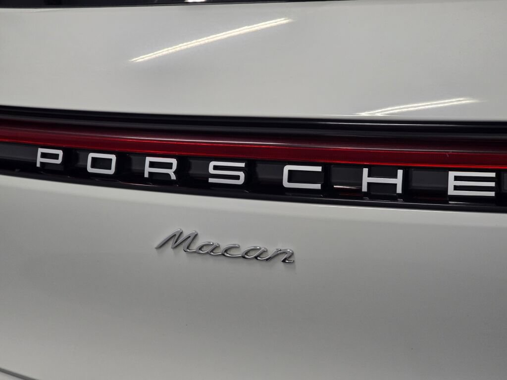 Certified 2024 Porsche Macan AWD/4WD image 34