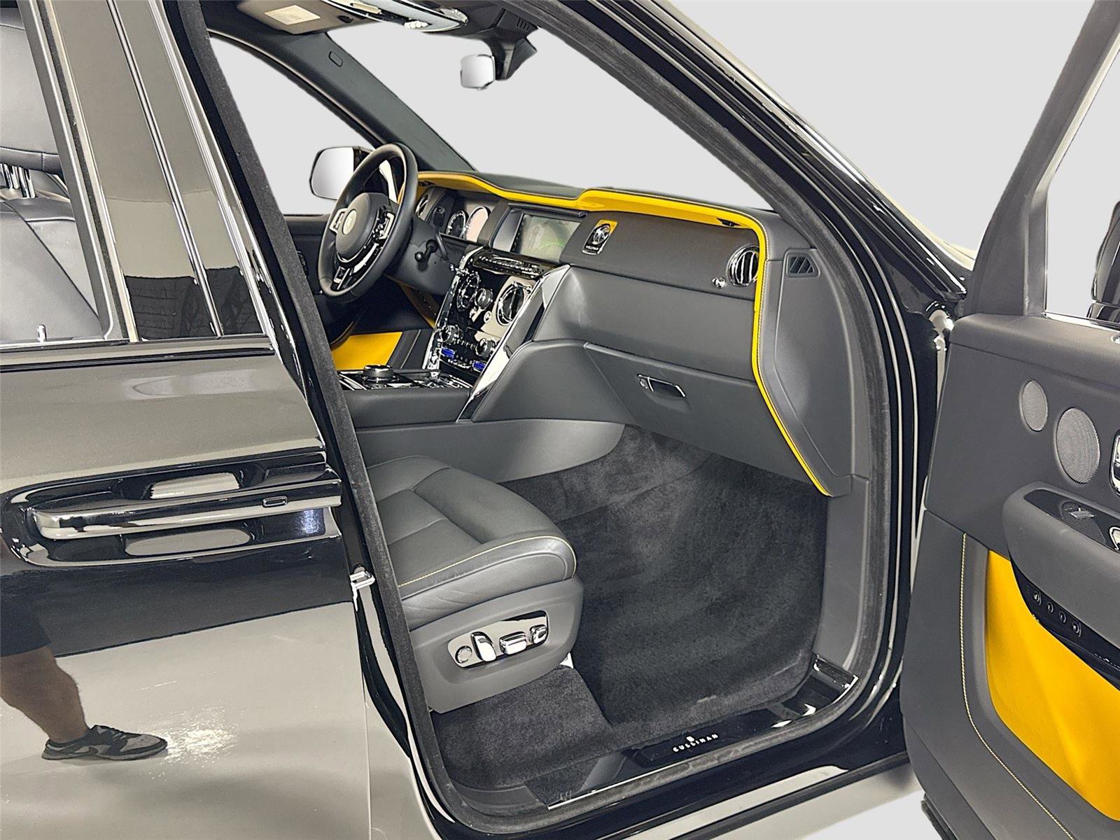 Used 2022 Rolls-Royce Cullinan w/ Interior Detailing Package image 34