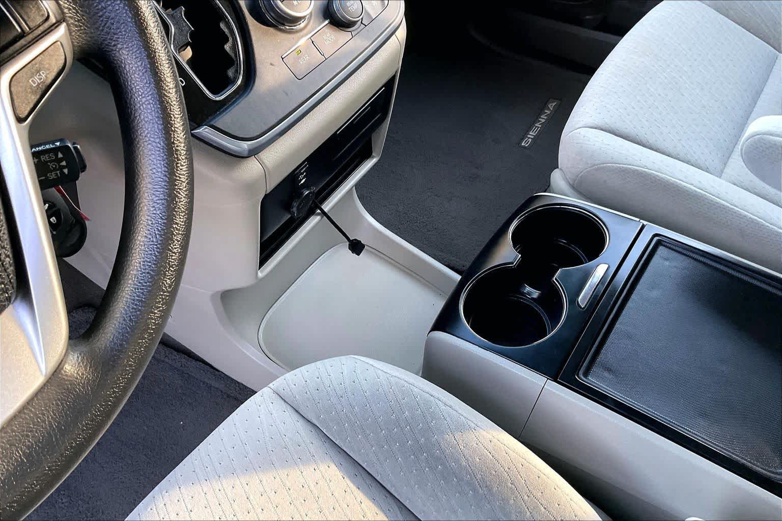Used 2015 Toyota Sienna LE FWD image 16
