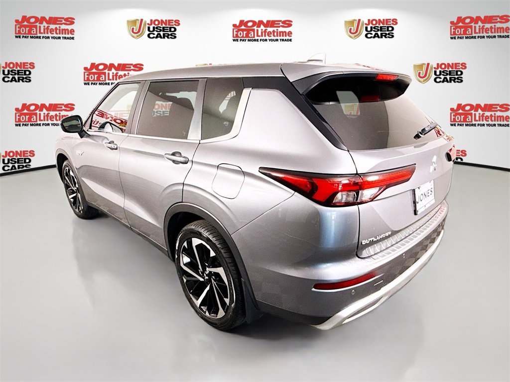 Used 2023 Mitsubishi Outlander SE image 2