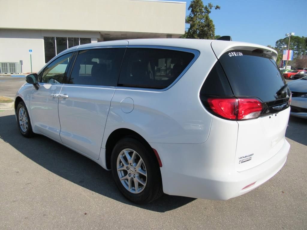 Used 2022 Chrysler Voyager LX image 5